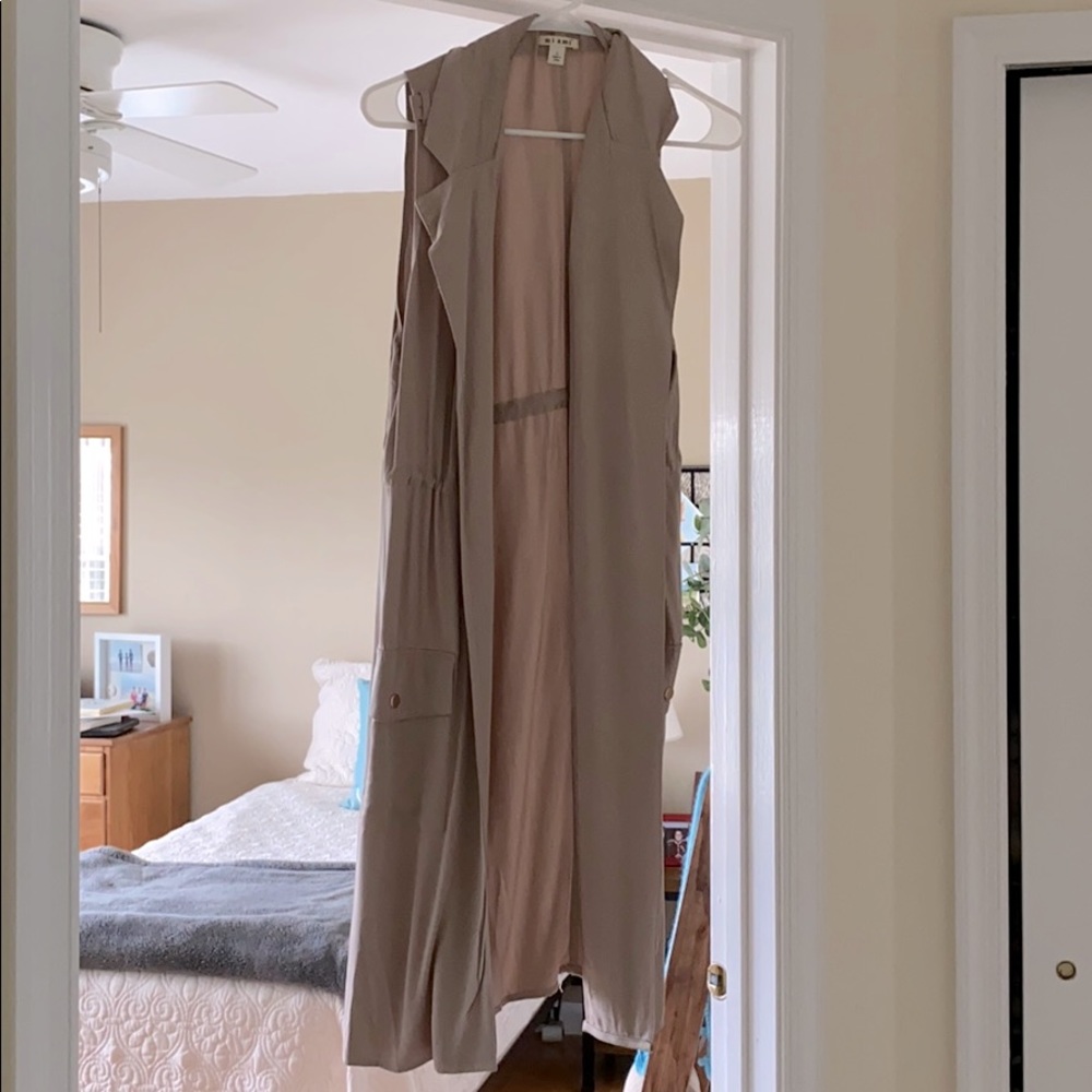 Sleeveless long jacket
